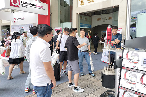 霍桐仪器展位现场升降高压反应釜、平行反应釜等展品吸引老师驻足